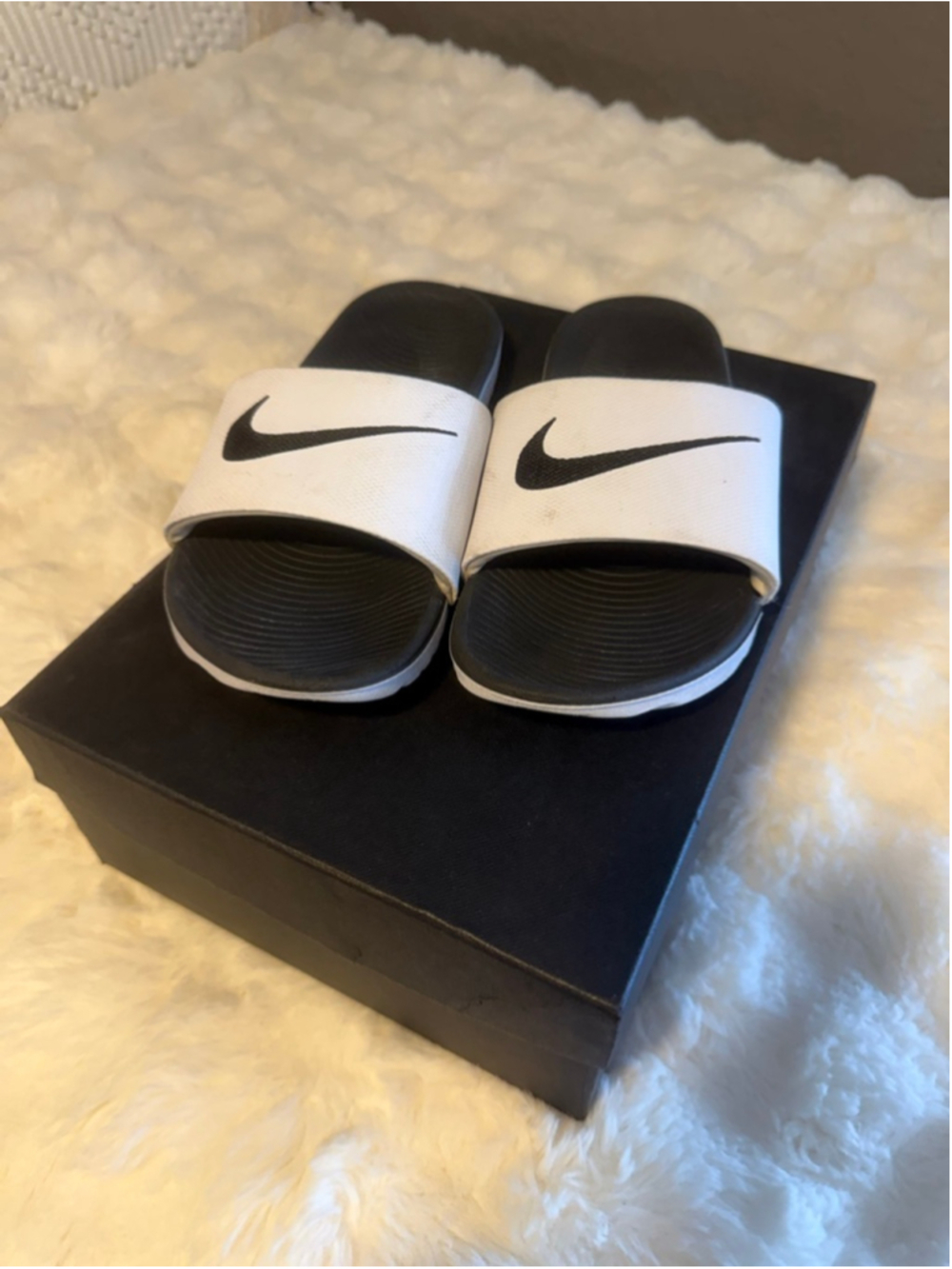 Preowned , Youth Nike Kawa Slide Sandals 🤍🖤, size 7